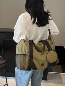 Große olivgrüne Reisetasche mit Schultergurt und kleiner runder Tasche für Damen und Herren