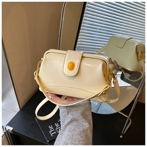 Détail du sac en cuir blanc crème avec fermoir en ambre et finitions dorées