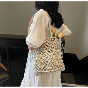 Détail du grand sac cabas tissé main ajouré avec bandoulière et doublure en tissu
