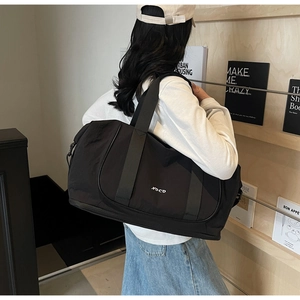 Détail du sac de yoga noir avec logo NOCO présenté dans un décor intérieur naturel