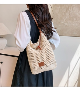 Détail du sac cabas tissé main crème avec cordon en cuir et texture en maille ajourée
