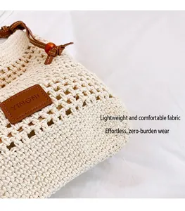 Gros plan détaillé du sac cabas en crochet crème avec maille texturée et logo en cuir