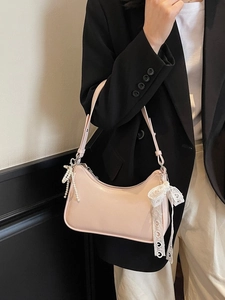 Elegante borsa a mezzaluna rosa chiaro con nastro di pizzo e fiocco di perle