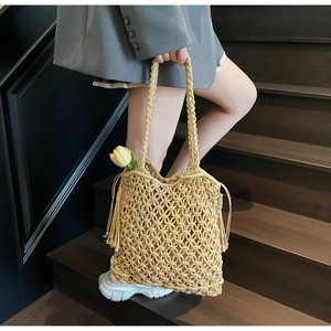 Détail du sac cabas en maille tissé à la main avec de longs glands et franges bohèmes