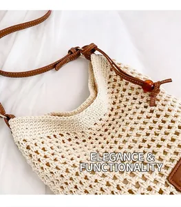 Détail du sac seau tressé avec bandoulière en cuir marron et perles en bois rouges