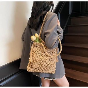 Détail d'un sac cabas macramé fait main avec des franges et un tissage en maille d'été