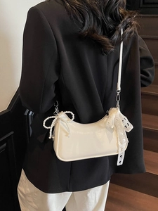 Borsa sottobraccio in pelle PU color crema con ciondolo di perle e nastro di pizzo