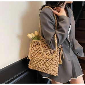 Détail du sac cabas en maille tissé main avec glands beiges et bandoulière robuste