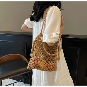 Détail du sac fourre-tout tissé à la main avec de longues franges et un motif en filet kaki