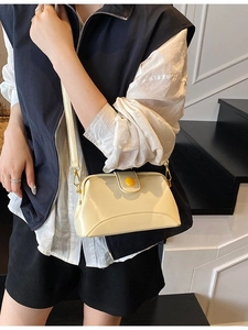 Petit sac bandoulière beige chic avec bouton jaune et bandoulière réglable