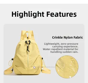Détail du tissu en nylon froissé avec surface imperméable sur un sac à dos jaune