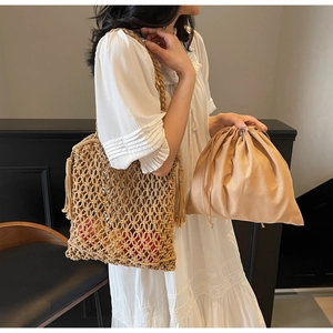 Détail du sac macramé vintage avec franges et pochette intérieure à cordon pour la plage