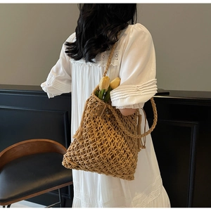 Détail du sac cabas tissé main avec franges et tulipes jaunes à l'intérieur du sac