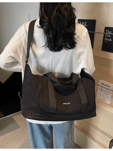 Grand sac de voyage yoga noir en nylon avec bandoulière réglable et logo NOCO
