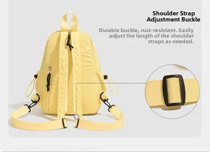Détail des boucles de bretelles réglables et poches latérales à cordon sur le sac à dos jaune