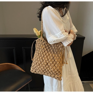 Détail du sac cabas bohème avec franges et motifs géométriques tissés à la main