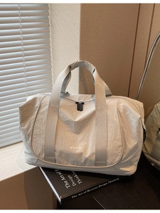 Grand sac de yoga beige en nylon avec logo NUCD et larges poignées pour sport et quotidien
