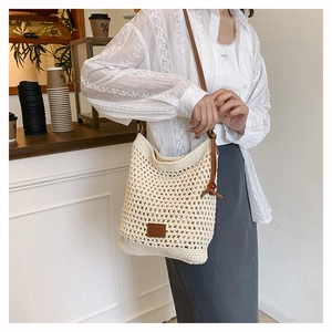 Détail du sac cabas en crochet fait main avec étiquette en cuir et perle en bois chic