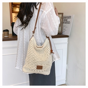 Détail du sac cabas tissé main avec bandoulière en cuir et cordon en perles de bois