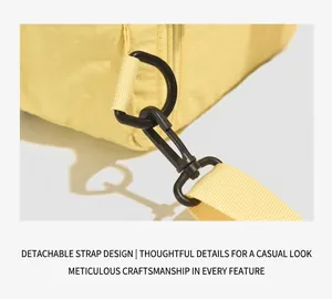 Détail du sac à dos en nylon jaune avec bandoulière amovible et crochets noirs