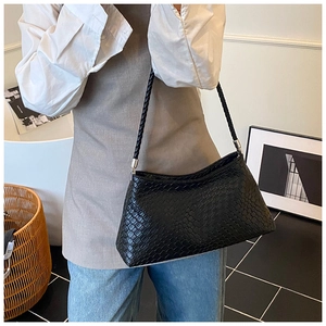 Vue détaillée du sac porté épaule en cuir tressé noir avec motif de treillis texturé