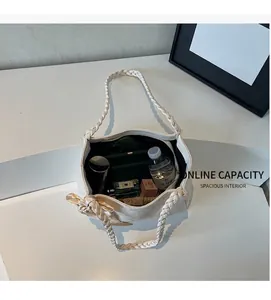 Detailopname van de witte gevlochten shopper met ruime opslag voor dagelijkse spullen