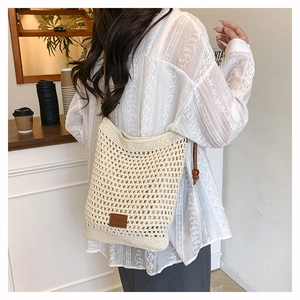 Détail du sac fourre-tout au crochet fait main avec étiquette en cuir marron