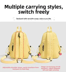 Détail du sac à dos en nylon jaune montrant les bretelles zippées convertibles et ajustables