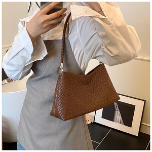 Détail du sac bandoulière marron motif crocodile avec poignée ronde tressée