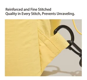Détail des coutures renforcées et de la boucle en D sur un sac à dos en nylon jaune