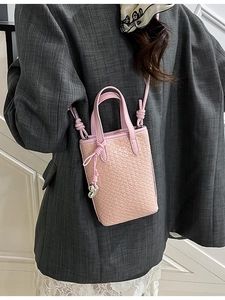 Mini borsa tote intrecciata rosa con ciondolo a cuore e tracolla per donna