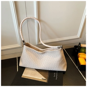 Détail du sac à bandoulière en cuir tressé beige avec motif damier et fermeture éclair argentée