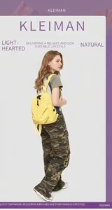 Gros plan du sac à dos décontracté jaune sur modèle avec pantalon cargo camouflage