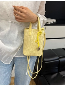 Borsa tote gialla intrecciata moderna con tracolla e dettaglio nodo laterale