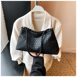 Détail du sac bandoulière noir tressé avec boucles argentées et anses doubles