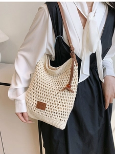 Sac fourre-tout beige tissé main avec lanières en cuir marron pour un look décontracté