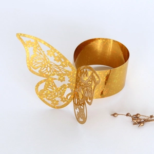 Rond de serviette papillon doré scintillant découpé au laser pour mariage élégant
