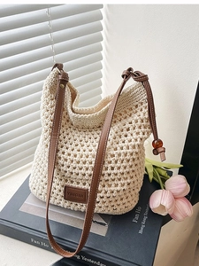 Grand sac cabas tissé à la main crème avec bandoulières en cuir marron pour l'été