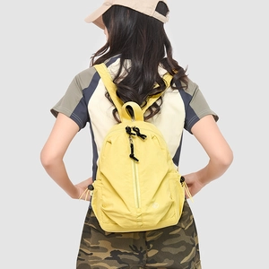 Détail du sac à dos léger en nylon jaune avec poches latérales à cordon serrable