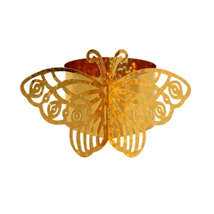 Primer plano de servilletero mariposa dorada con purpurina para decoración de boda