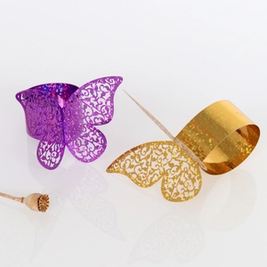 Détail de ronds de serviette papillon découpés au laser avec paillettes violettes