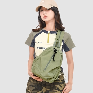 Sac bandoulière extérieur en nylon vert armée avec plusieurs poches et fermetures éclair