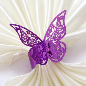 Rond de serviette papillon violet pailleté découpé au laser sur satin blanc