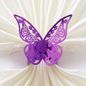 Détail macro du rond de serviette papillon violet découpé au laser avec paillettes