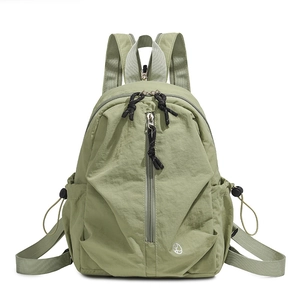 Vue détaillée du sac à dos en nylon vert clair avec fermeture éclair verticale