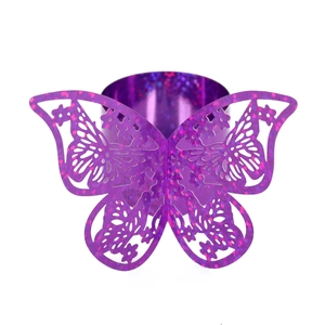 Détail d'un rond de serviette papillon violet découpé au laser avec paillettes