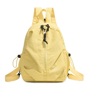Vue détaillée d'un sac à dos en nylon jaune clair résistant à l'eau avec cordon et logo