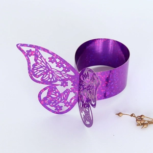 Rond de serviette papillon ajouré au laser en violet scintillant pour décoration