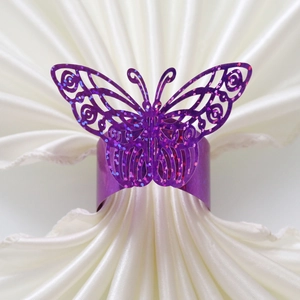 Elegante servilletero de mariposa violeta con purpurina sobre satén blanco