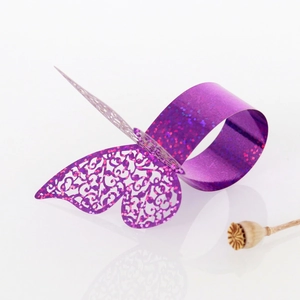 Gros plan d'un rond de serviette papillon violet scintillant aux détails découpés